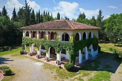 Image de Splendid Chianti Tuscany Villa with Panoramic Pool, Cypress Trees-Lined Drive