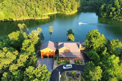 Image de Lakefront Cabin in Paradise Landing Resort, Mountain Views, Private Dock.