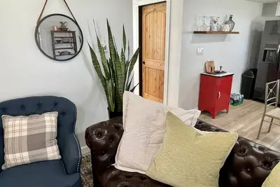 Image de Newly remodeled, cheerful 4bd home on 3 acres!