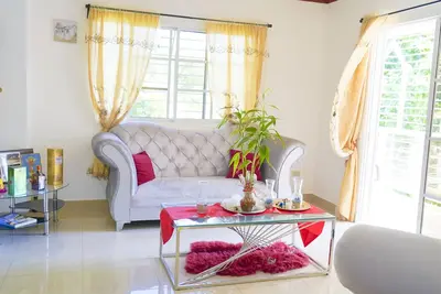 Image de Spacious Two-Level Penthouse Condo!