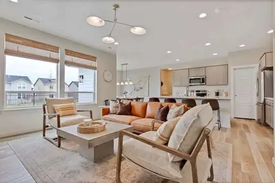 Image de Luxurious 4-Br Bungalow with Office - Park Setting