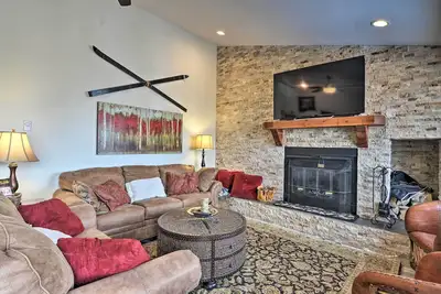 Image de Cozy Mountain Getaway w/ Ski Shuttle Access!