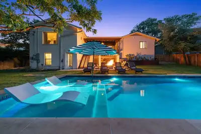 Image de ✫Hip Haven - Huge Pool 1 Mi from SoCo & Downtown✫