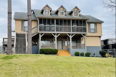 Image de Come relax at this beautiful Livingston lake front!