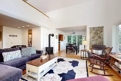 Image de Custom dog-friendly home with Netarts Bay views - includes a separate casita