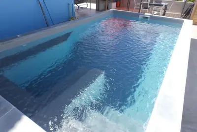 Image de Bas de villa vue sur mer discrète et équipé, à 5 minutes de la plage!