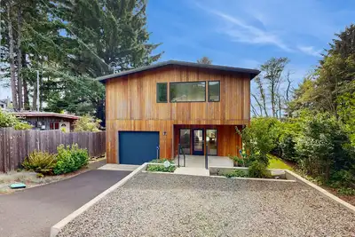 Image de Quiet, modern home with beautiful views - within walking distance to beach