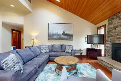 Image de Stunning Retreat with Huge Hot Tub & Deck | 10 Sharc Passes, 2 Master Suites