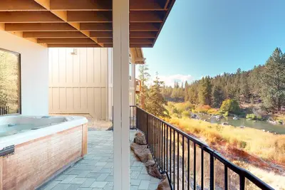 Image de Riverfront Home - Home Theater, Private Hot Tub, Fireplace, WiFi, Dogs Ok