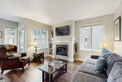 Image de Modern Eaglewood townhome with private hot tub, fireplace, deck, & bikes
