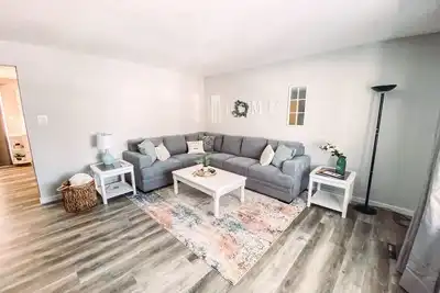 Image de Beautiful newly refinished Home with easy access to Lethbridge with lake close.