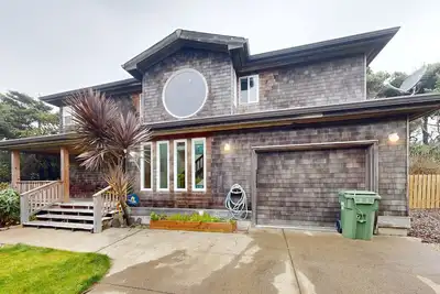 Image de Stunning beachfront home with sweeping ocean views, firepit, fireplace, balcony