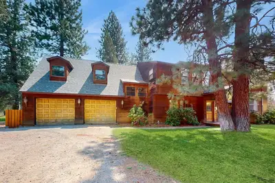 Image de Grand Retreat on 5-Acre Lot with Private Hot Tub & Fireplaces, Mins to Slopes