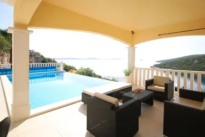 Maison pour la famille près de la mer et avec la piscine Baie Ljubljeva, Trogir (K-19259)