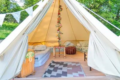 Image de Wood Cabin & 4 Large Bell Tents - Hapus Hideaway