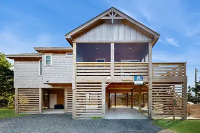 Image de Beautiful house nestled between beach & sound w/shared pool, WiFi, & central Ac