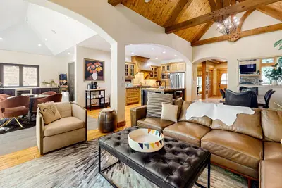 Image de 30 mins to Bachelor, 8 Mins to Old Mill - hot tub, fireplaces, open living space