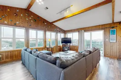 Image de Dog-friendly, ocean/sound view home with breezy decks, fast WiFi & shared pool