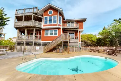 Image de Gorgeous beach cottage with outdoor pool, spacious carport, decks & W/D