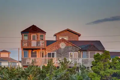 Image de Ocean-side retreat with outdoor pool, private hot tub, multiple decks & views