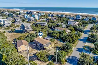 Image de Ocean-and-sound view home with roof deck, fast WiFi - quick walk to the beach