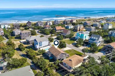 Image de Raised home near the beach with deck, washer/dryer, outdoor shower, central a/c