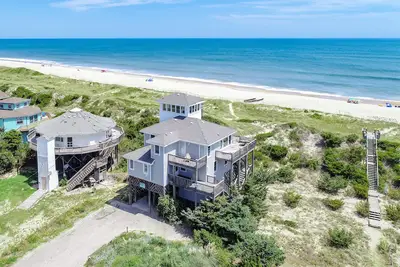 Image de Dog-friendly oceanfront home with amazing view, multiple decks & pool access