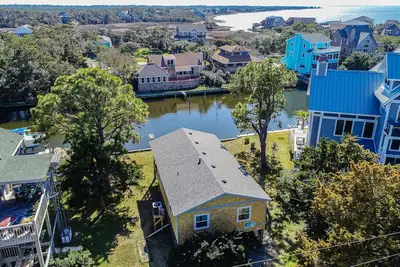 Image de Waterfront home on a scenic canal with a dock, screened porch & fast WiFi