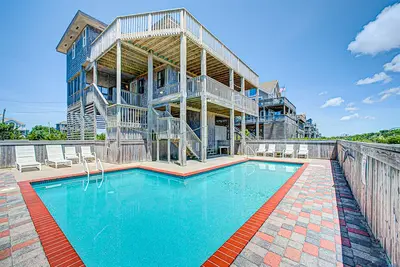 Image de Oceanfront home with private boardwalk, pool, hot tub, 3 decks & fast WiFi