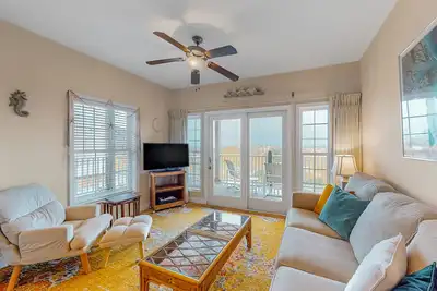 Image de Oceanfront condo with private balcony, hot tub, outdoor pool, & pool table