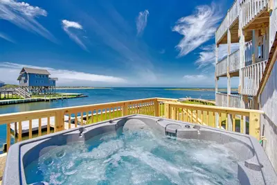 Image de Waterfront home with access to the sound, private hot tub & rooftop deck