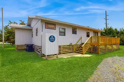 Image de Single-level home with sundeck, WiFi & washer/dryer - walk to the beach