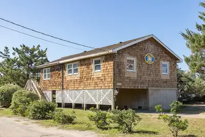 Image de Semi-oceanfront dog-friendly home with private hot tub, decks & shared pool