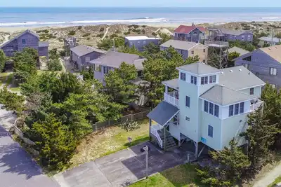 Image de Multi-level home right up from beach with private hot tub & shared pool