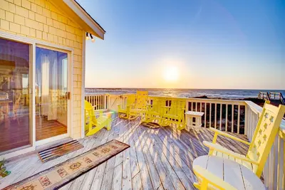 Image de Grand beach home with 2 porches, private pool, hot tub, media room, & ocean view