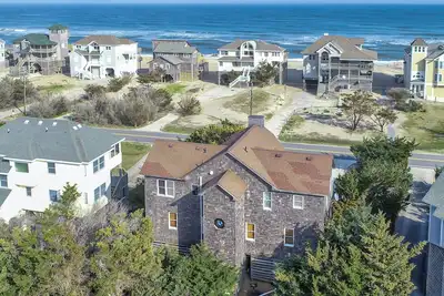 Image de Dog-friendly home near the beach w/ocean views, outdoor pool & private hot tub