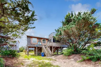 Image de Semi-oceanfront dog-friendly cottage near beach w/top deck, outdoor pool/tennis
