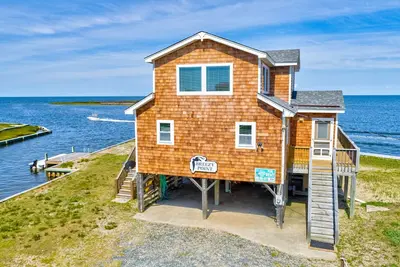 Image de Waterfront windsurfers' retreat on the sound with private dock, decks, fast WiFi