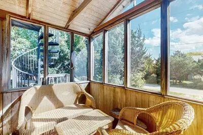 Image de Dog-friendly home 5 lots from the beach with crow's nest, ocean view & fast WiFi