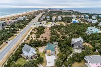 Image de Well-appointed home near the ocean with gas grill, shared outdoor pool, and Ac