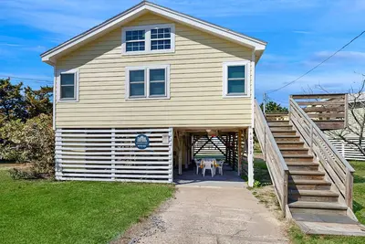 Image de Dog-friendly and attractive beach house 2 rows up from ocean with pool & WiFi