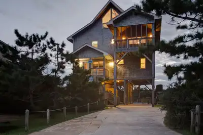Image de Dog-friendly vacation home right off the sound with a private hot tub