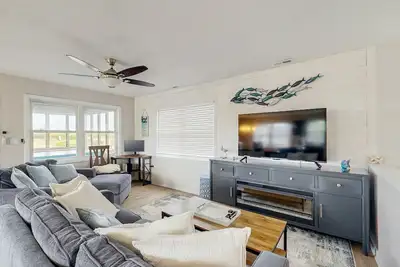 Image de Beachfront gem with private hot tub, free WiFi, central Ac, & deck