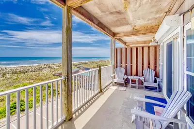 Image de Second-floor oceanfront home with outdoor pool, hot tub, pool table, & W/D