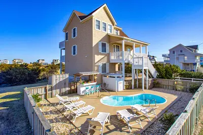 Bright, beautiful house near the sound & ocean with private pool & hot tub