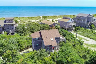 Image de Cozy ocean-side home just steps from beach with pool access & central Ac