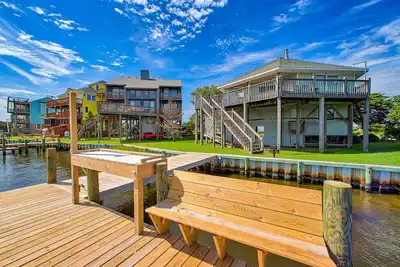 Image de Sunny canal-front home w/deck, boat dock, private washer/dryer, & central Ac