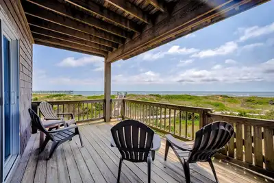 Image de Bright, updated oceanfront home with shared pool, private deck, & great views