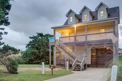 Image de Dog-friendly home near canal & sound with water views, private hot tub, & pool