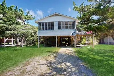 Image de Classic, dog-friendly beach home just up from the water with a deck, WiFi & Ac